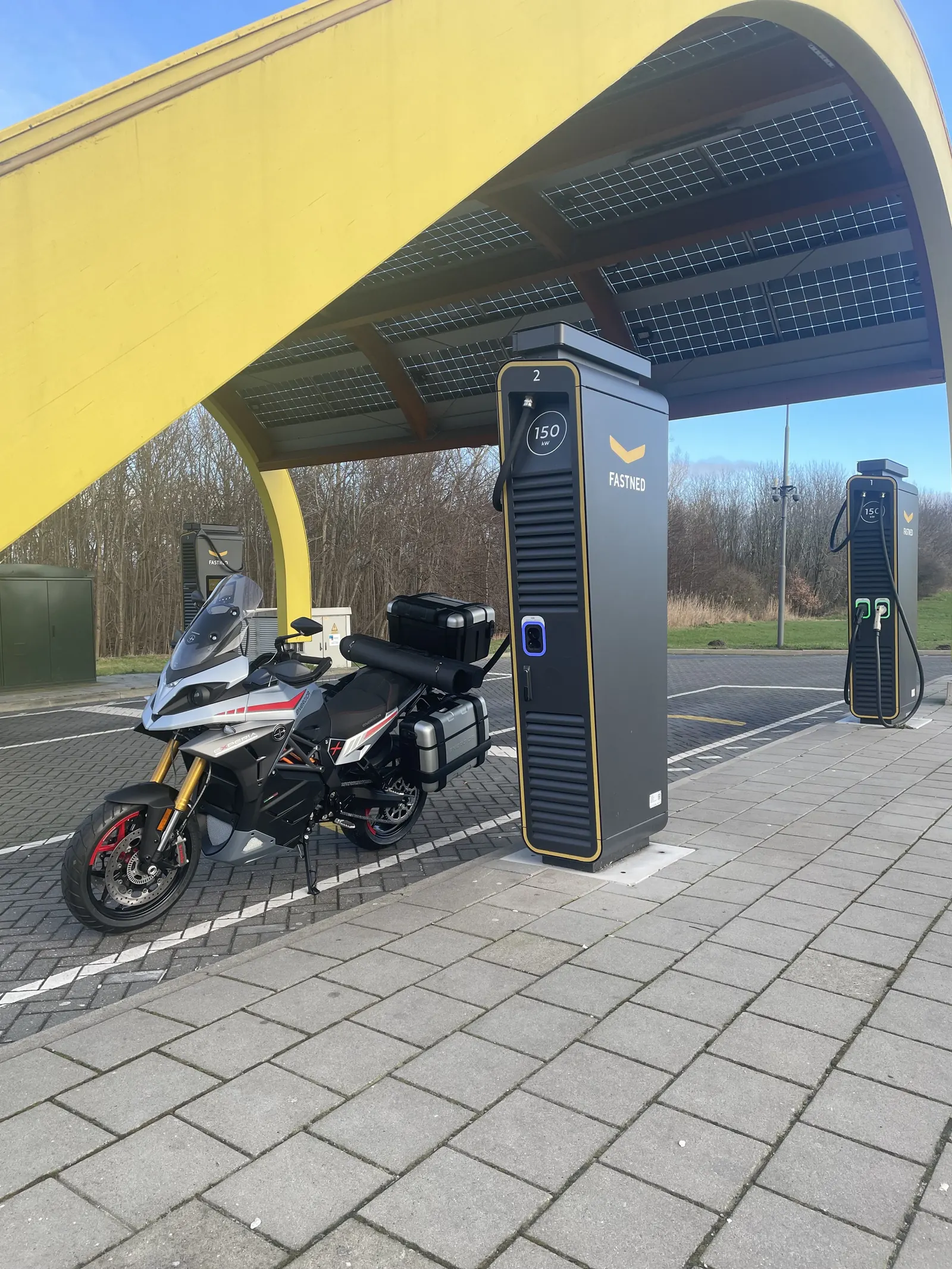 Energica à une borne de recharge