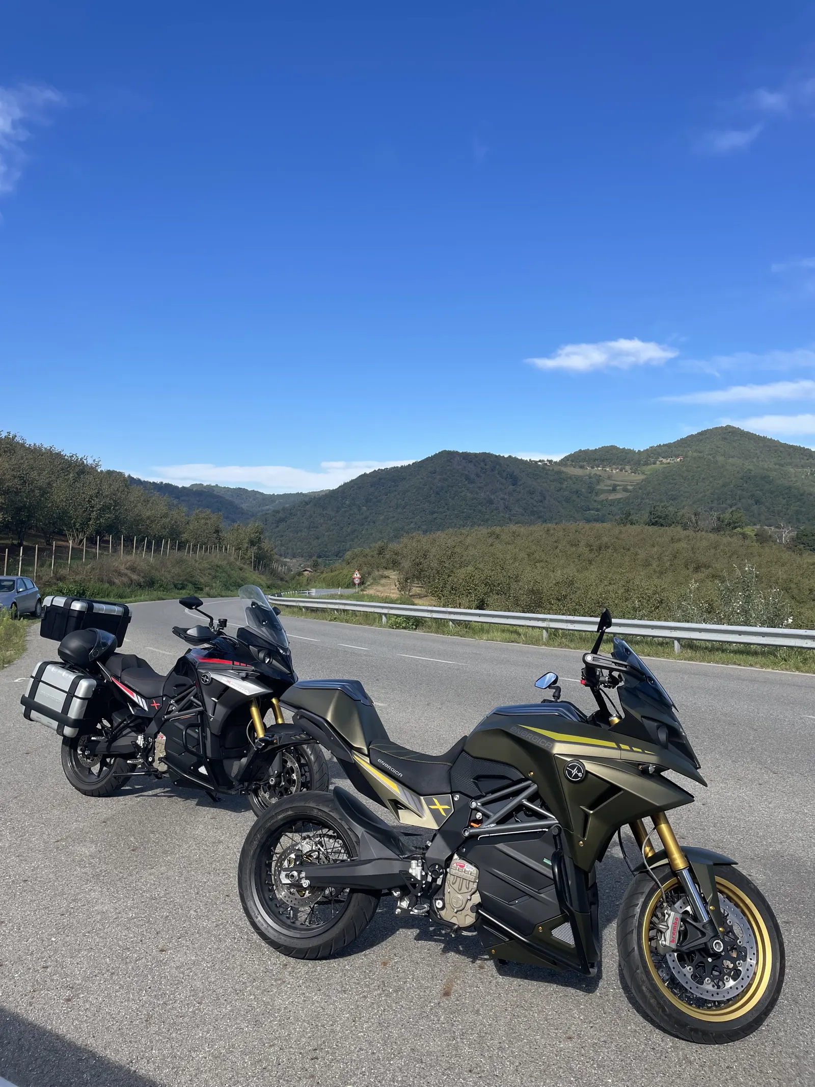 Energica sur une route de montagne