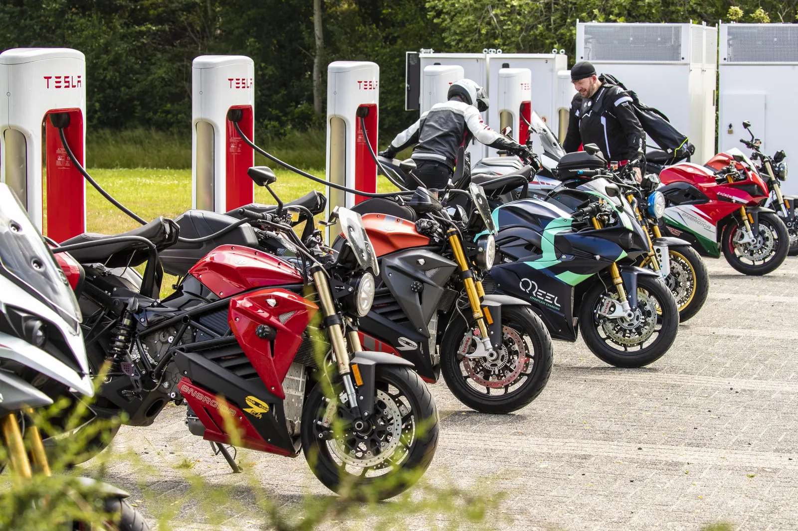 Energica-motoren bij snelladers