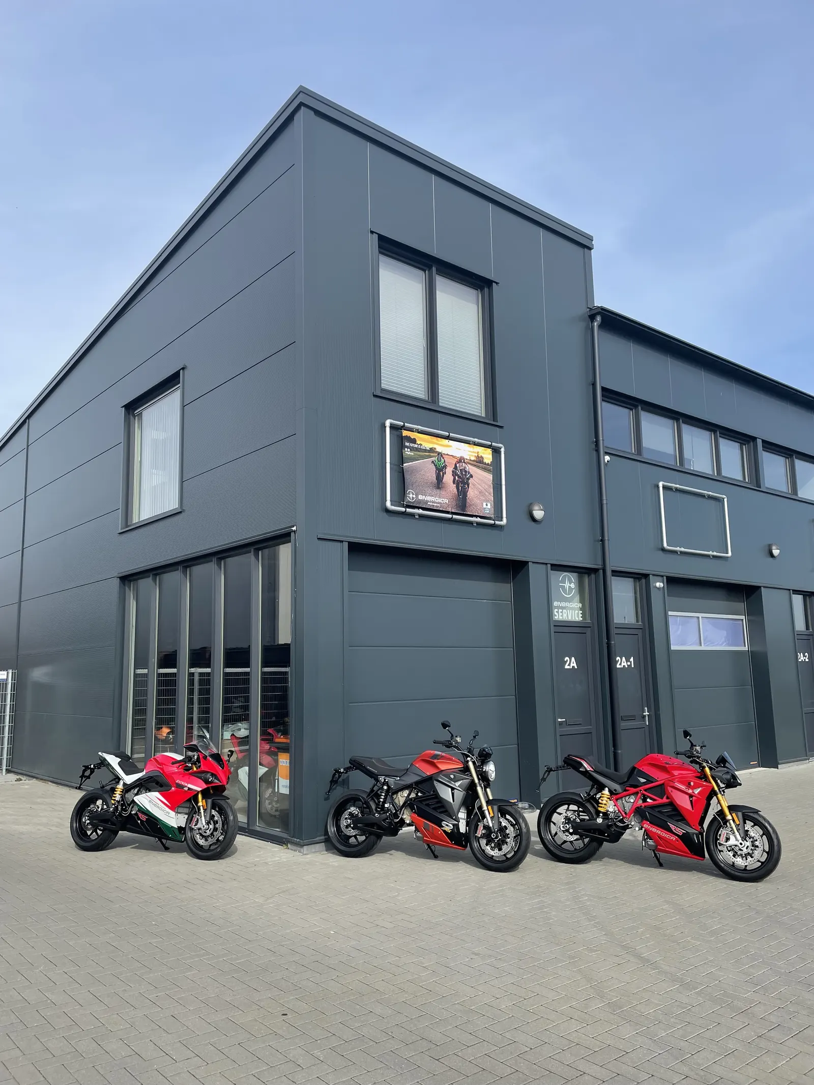 Le bâtiment avec des motos