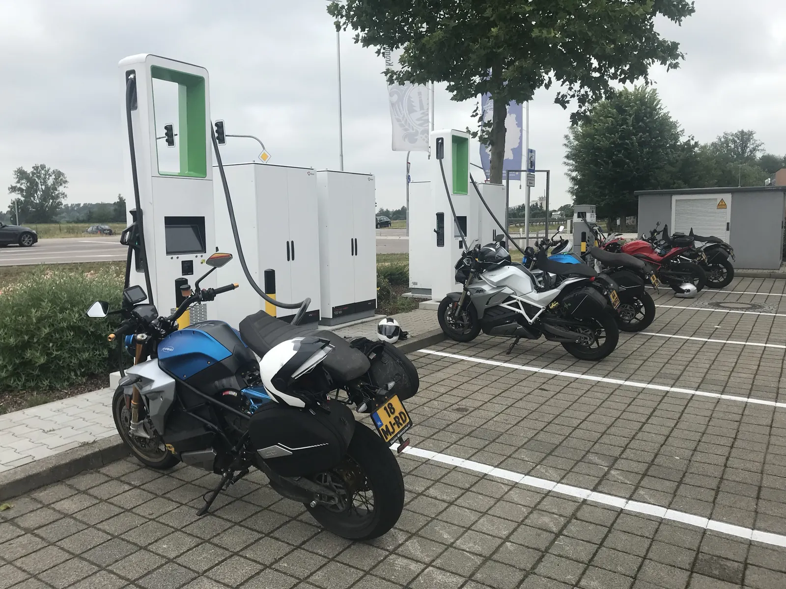 Energica-motoren aan de snellader