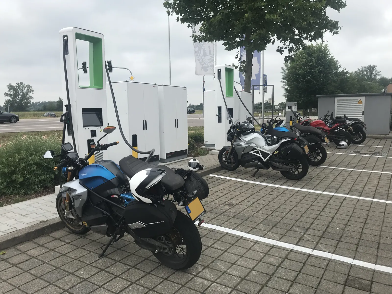 Energica-motoren aan de snellader