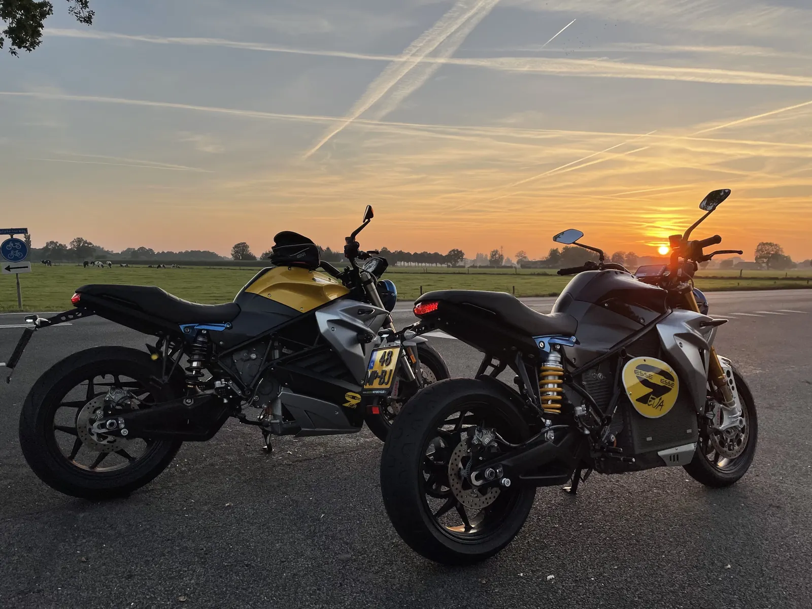 Deux motos Energica au coucher du soleil