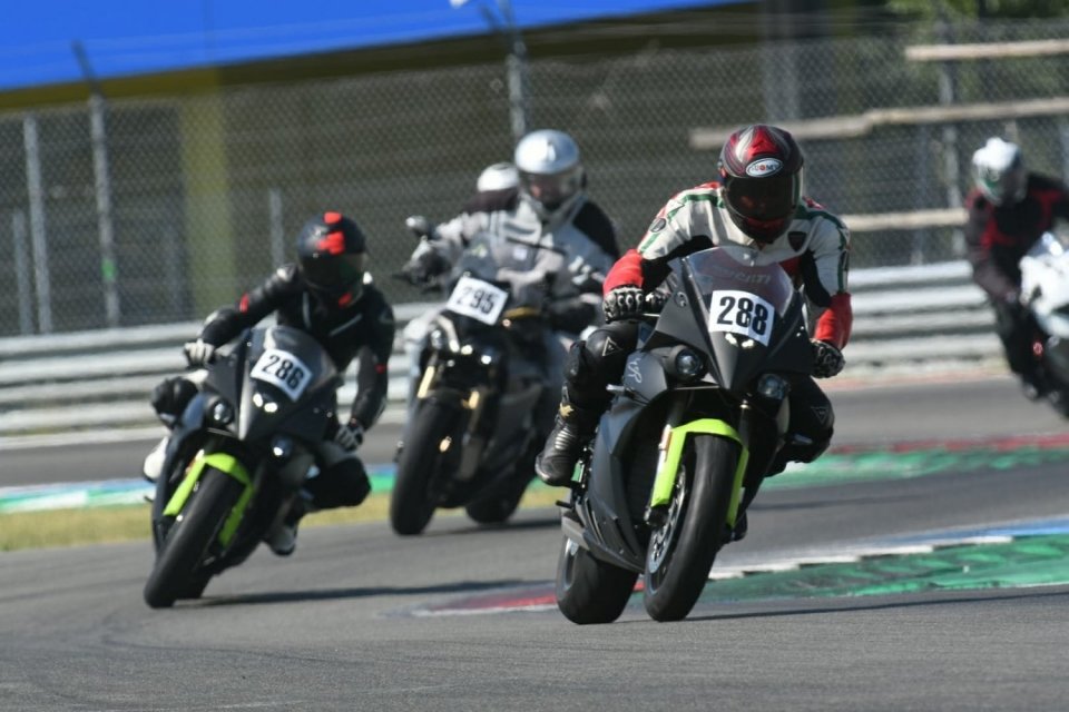 energica-electric-motorcycles-experience-electric-track-time-3(1).jpg